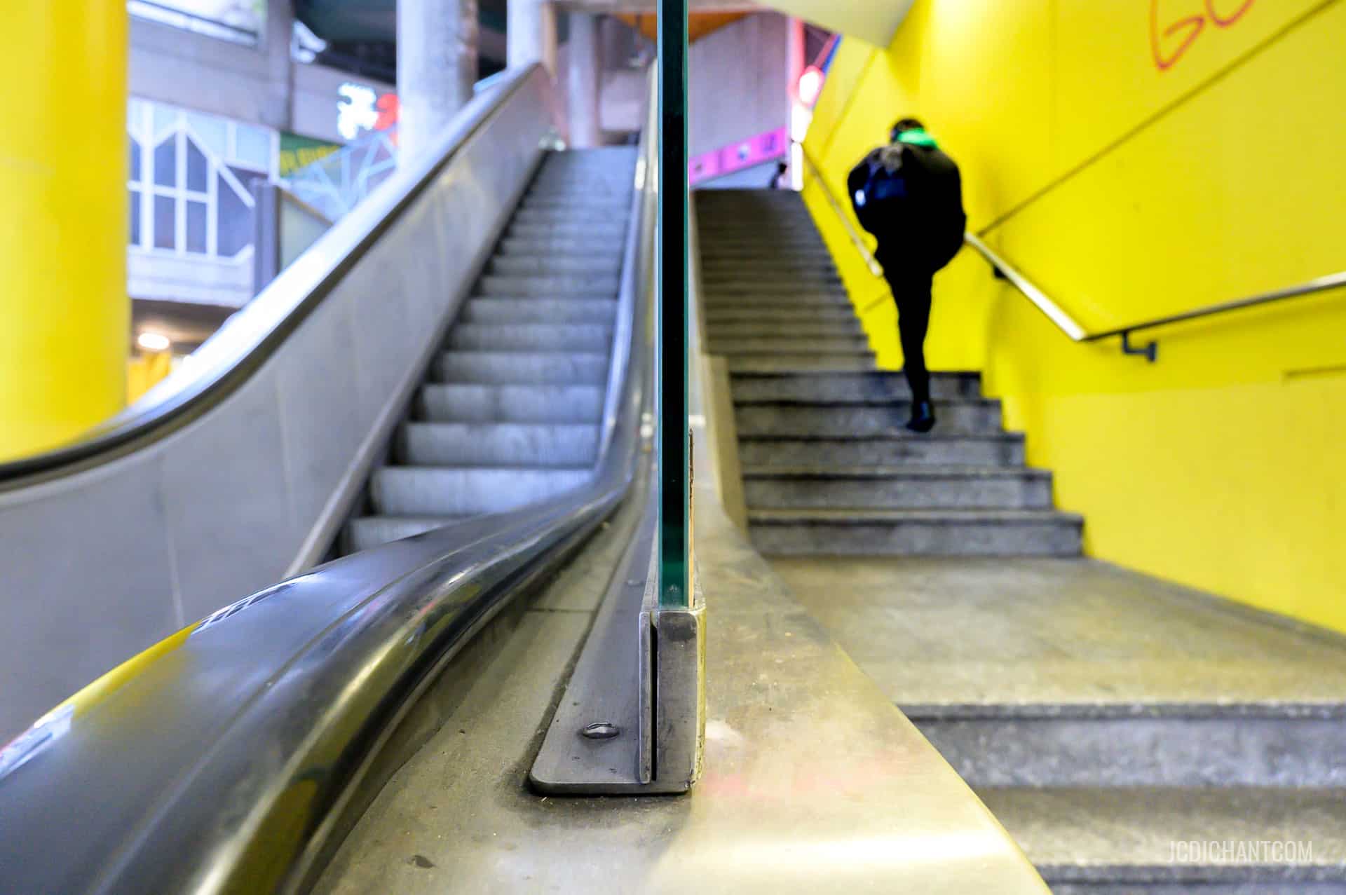 Les escaliers roulants à la sortie du métro d'Ivry-sur-Seine - photo (©) JC Dichant