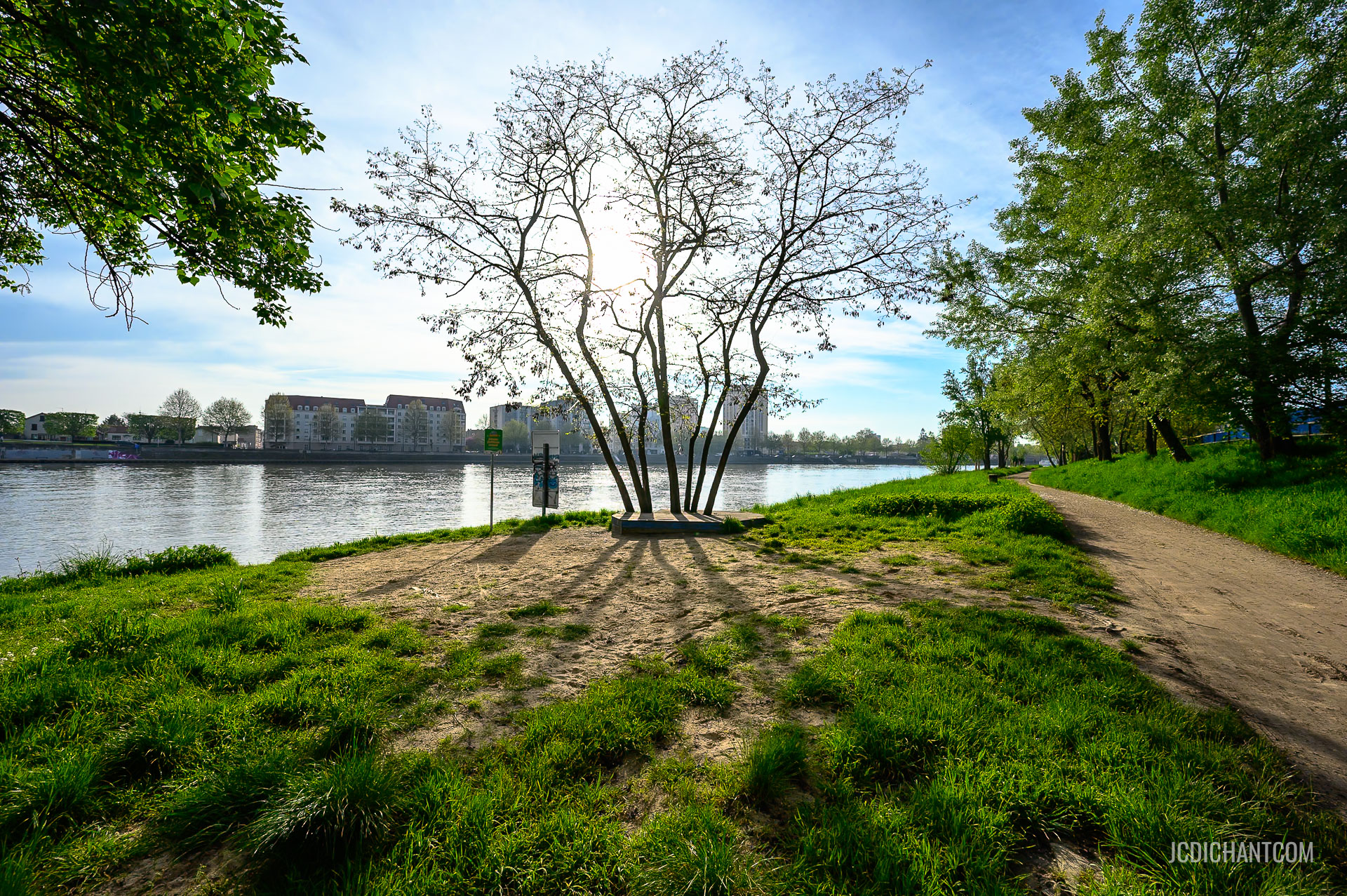 Parc le long des quais de Seine à Vitry-sur-Seine - photo (©) JC Dichant