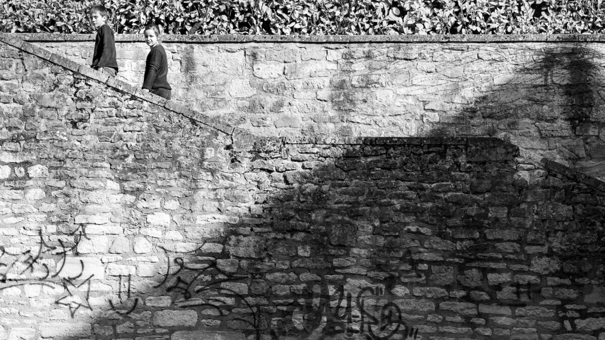 Deux passants sur un escalier à Terrasson en Dordogne - photo (©) JC Dichant