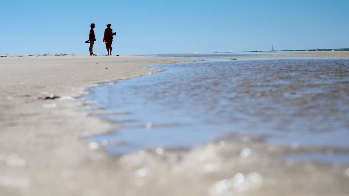 Deux silhouettes sur une plage - photo (©) JC Dichant