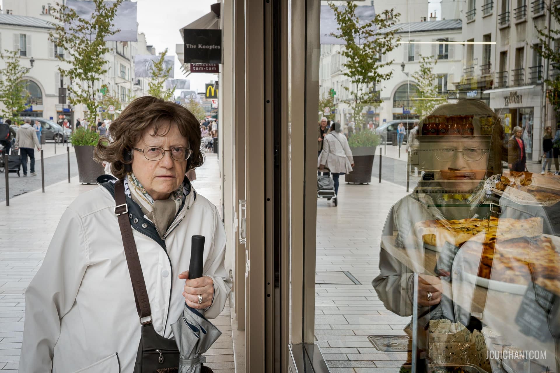 Le portrait d'une femme en reflet dans une vitrine à Vincennes - photo (©) JC Dichant