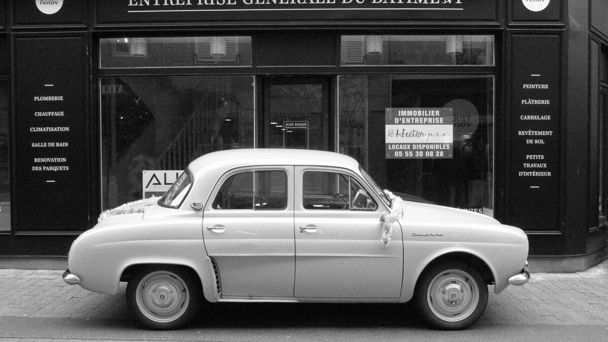 Une dauphine Renault dans les rues de Brive-la-Gaillarde - photo (©) JC Dichant