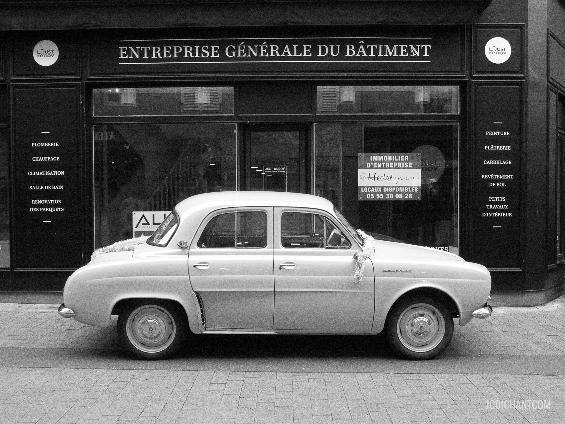 Une dauphine Renault dans les rues de Brive-la-Gaillarde - photo (©) JC Dichant