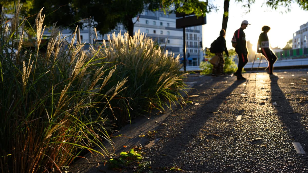 Une personne avec des béquilles - silhouette en ville - photo (©) JC Dichant