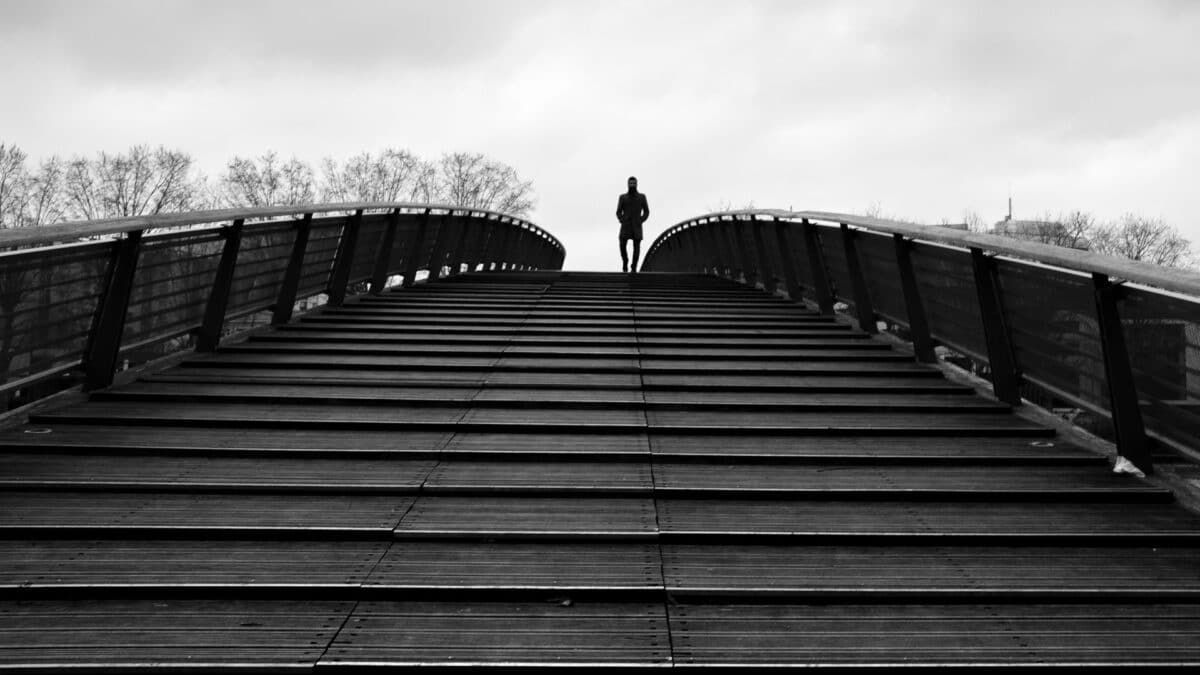 Un passant au sommet d'une passerelle sur la Marne en noir et blanc - photo (©) JC Dichant