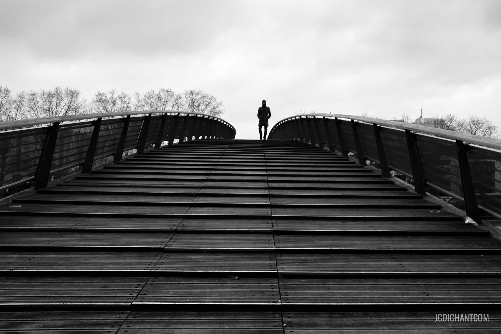 Un passant au sommet d'une passerelle sur la Marne en noir et blanc - photo (©) JC Dichant