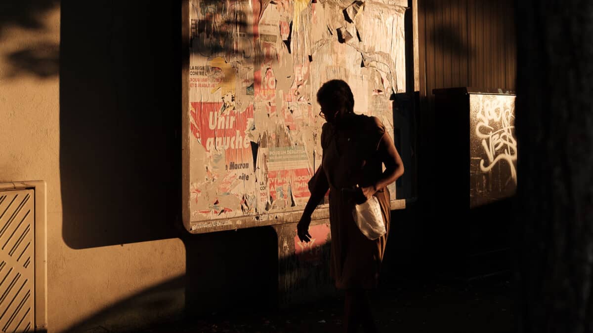 Une silhouette en ville en contrejour - photo (©) JC Dichant
