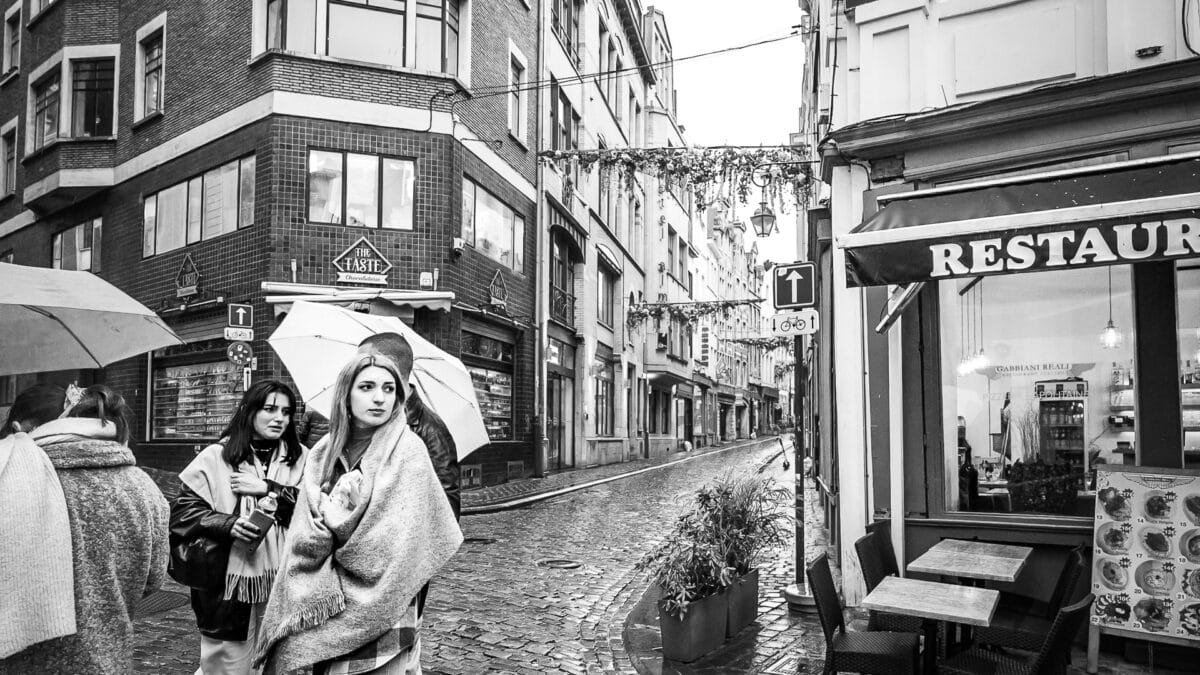 Une scène de rue sous la pluie à Bruxelles - photo (©) JC Dichant