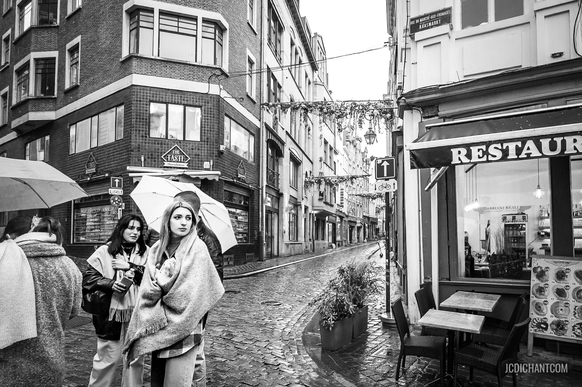 Une scène de rue sous la pluie à Bruxelles - photo (©) JC Dichant