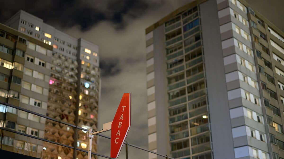 Des immeubles de cité la nuit avec une enseigne Tabac rouge à Vitry-sur-Seine - photo (©) JC Dichant