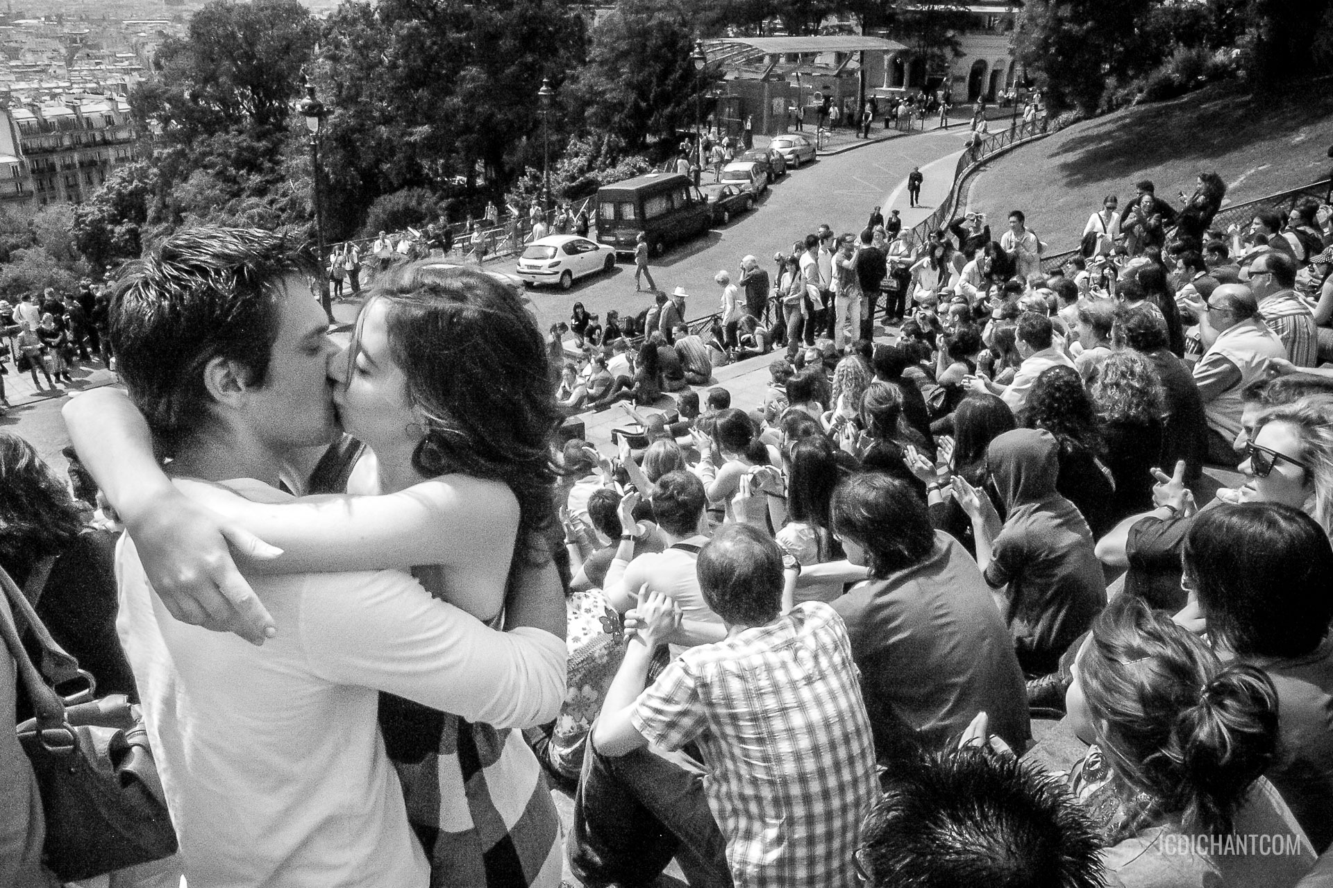 Baiser d'un couple à Paris sur les marches du Trocadéro - photo (©) JC Dichant