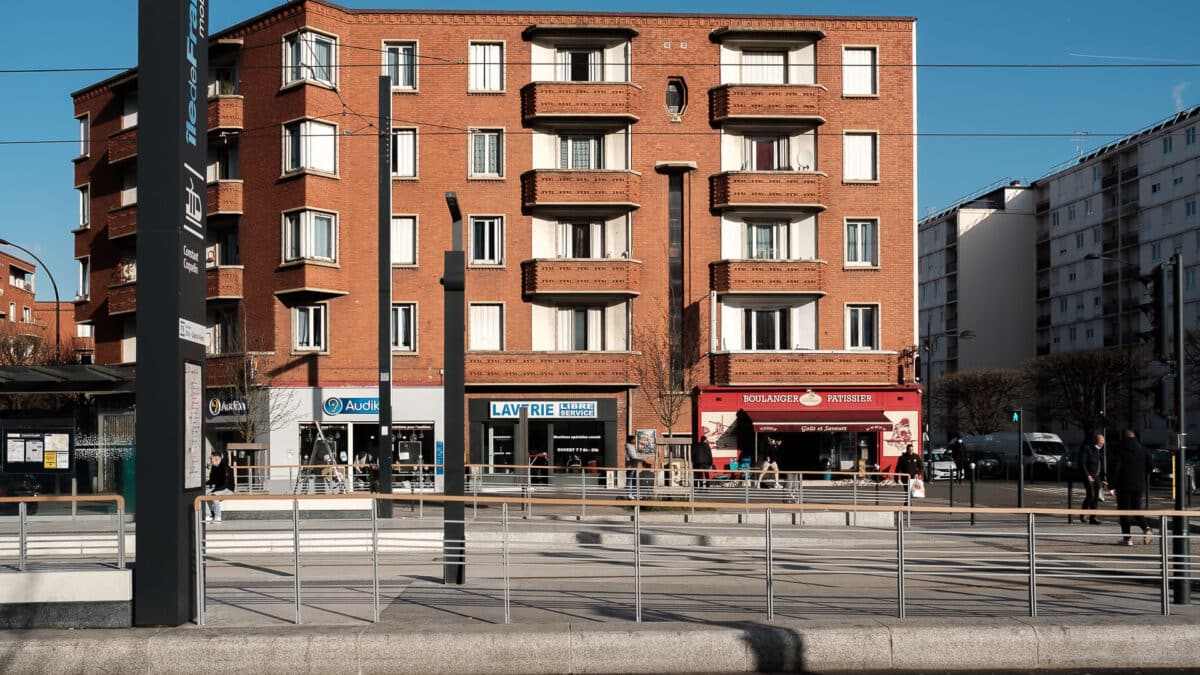 La façade en brique d'un immeuble sur la RN 305 à Vitry-sur-Seine - photo (©) JC Dichant