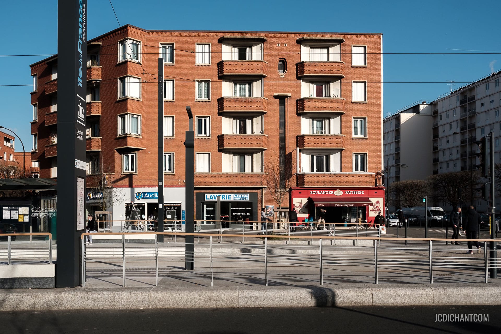 La façade en brique d'un immeuble sur la RN 305 à Vitry-sur-Seine - photo (©) JC Dichant