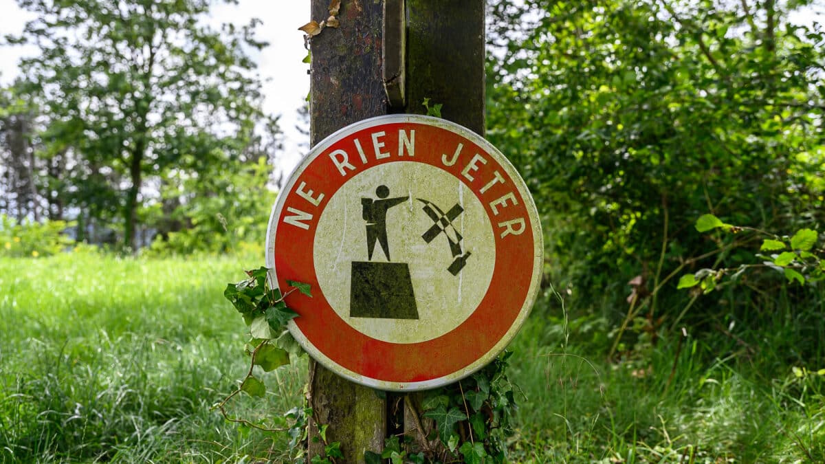Panneau "Ne rien jeter" dans la nature - photo (©) JC Dichant