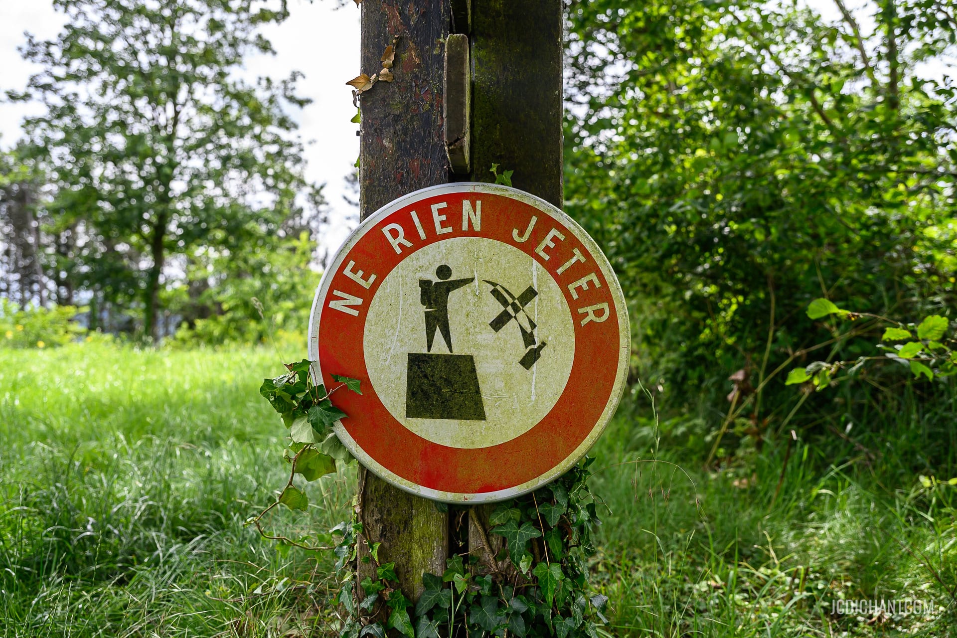 Panneau "Ne rien jeter" dans la nature - photo (©) JC Dichant
