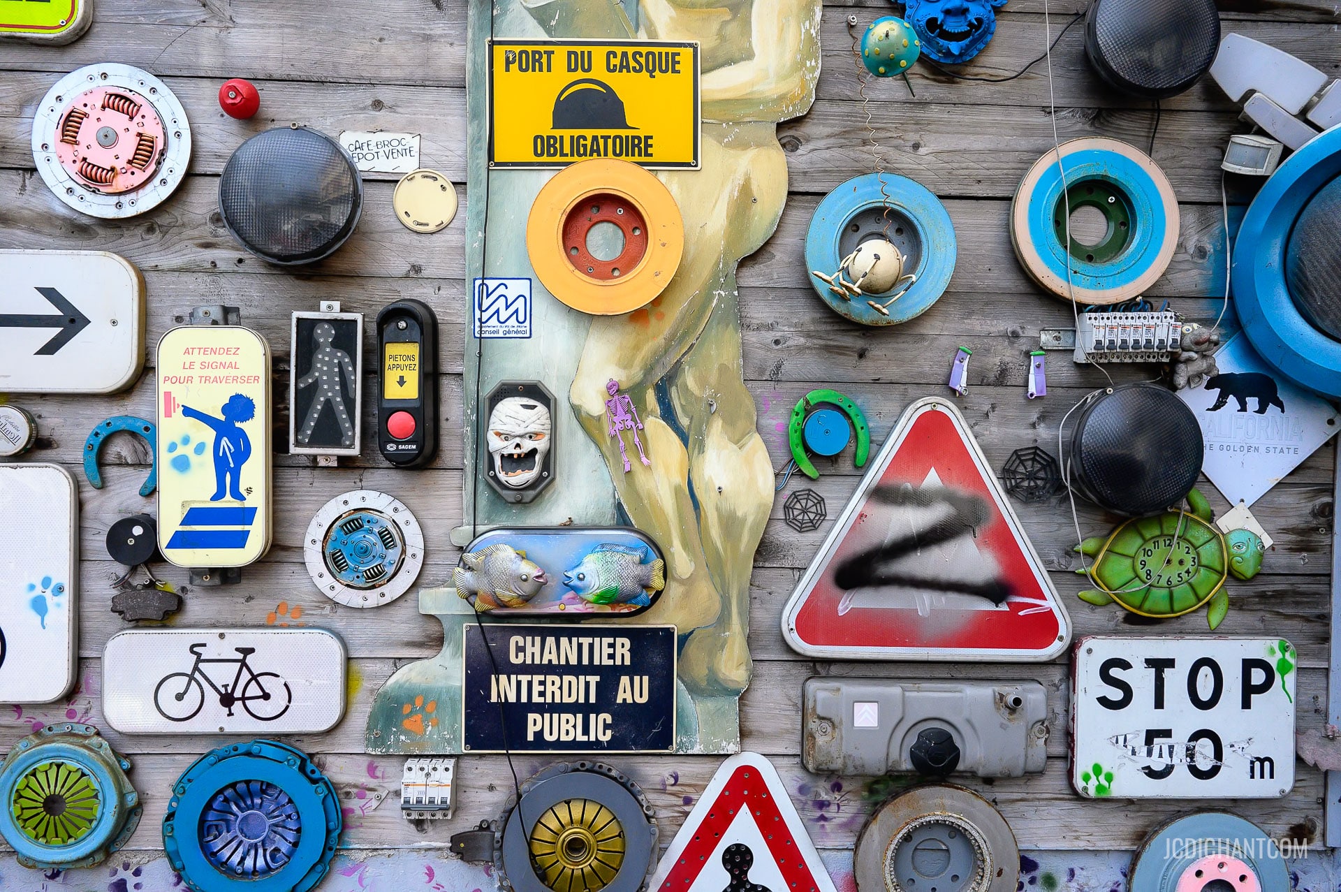 Un mur de panneaux urbains et décors urbains à Vitry-sur-Seine - photo (©) JC Dichant