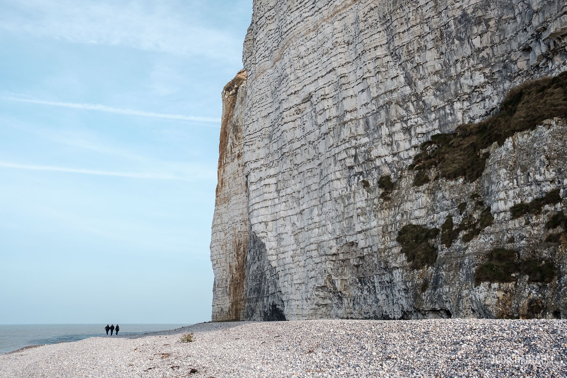 Sur la plage, les falaises de Dieppe - photo (©) JC Dichant