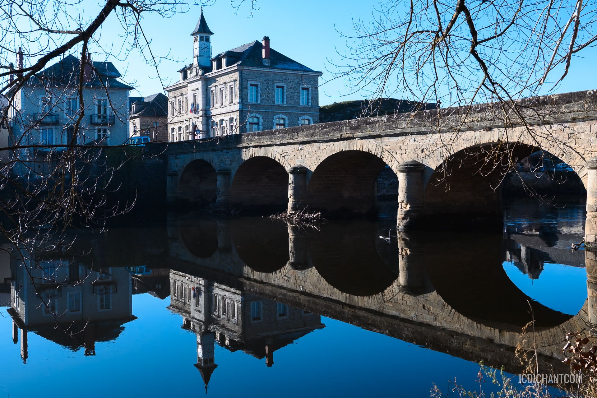 Pont Barbazan à Larche en Corrèze - photo (©) JC Dichant