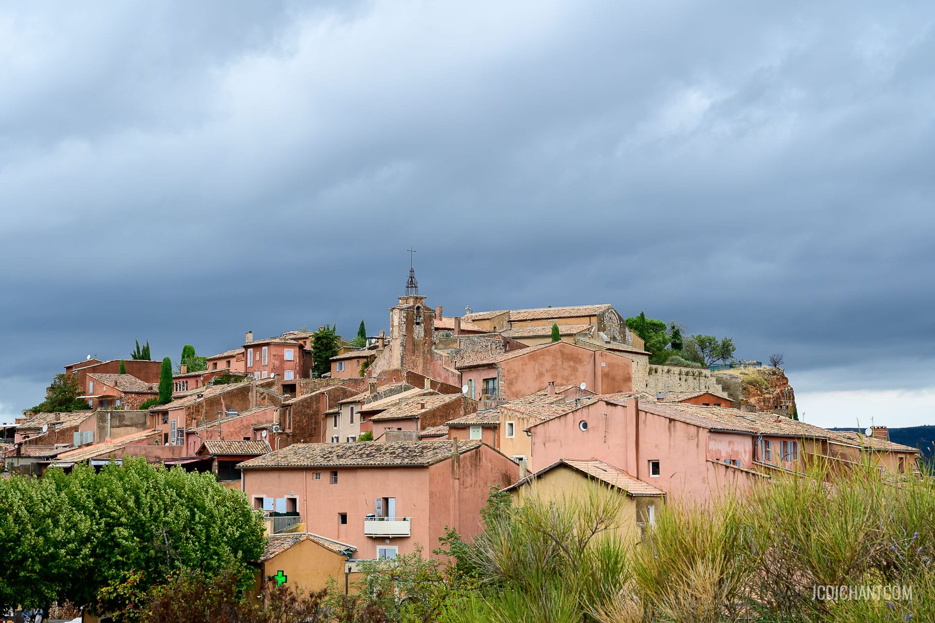 Un village dans le Luberon - photo (©) JC Dichant