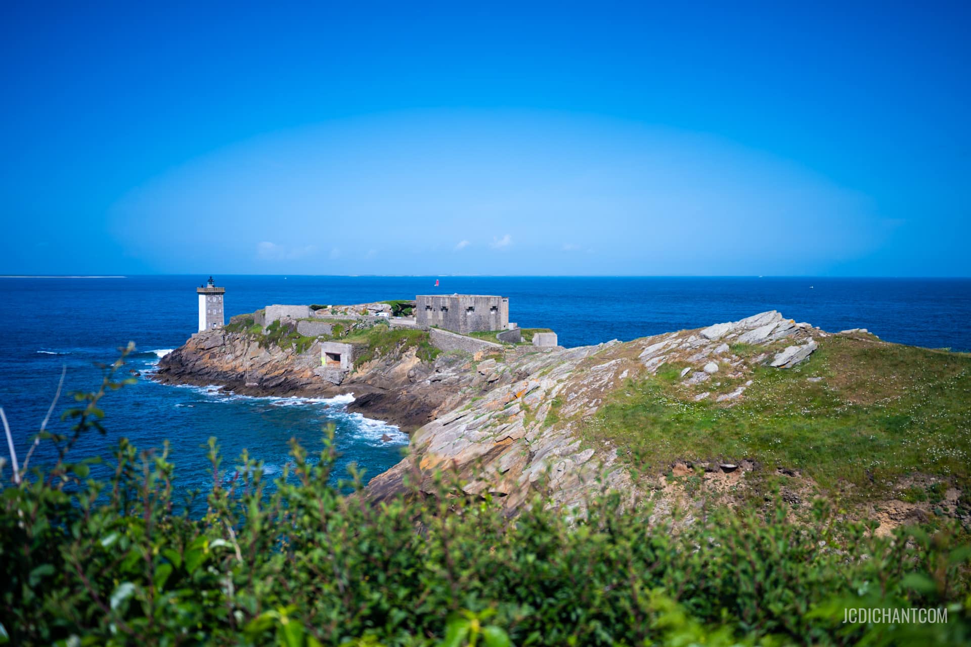 Le phare de Kermorvan est situé à l’entrée de la rade de Brest, sur la presqu’île de Crozon, dans le Finistère - photo (©) JC Dichant