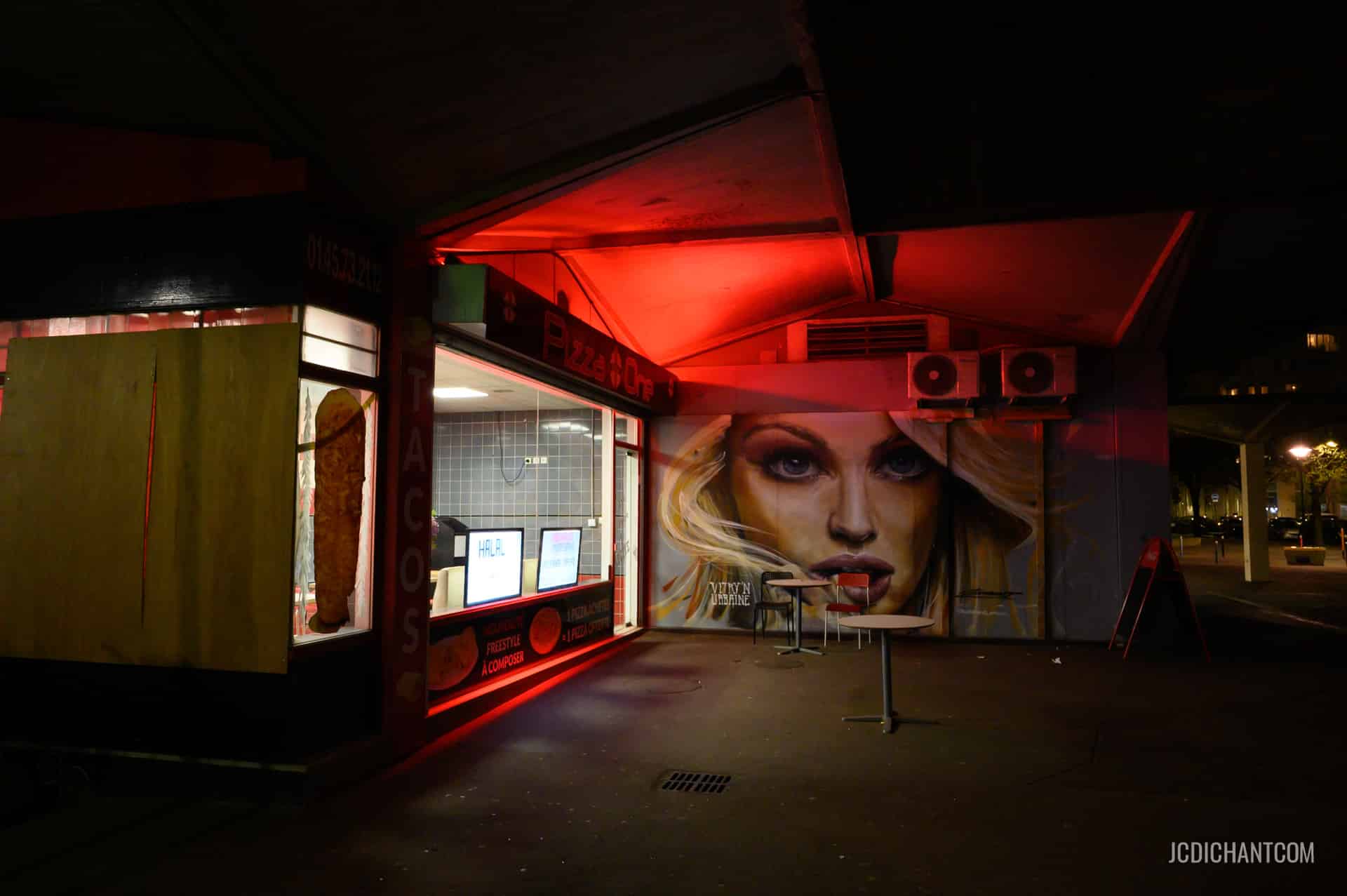 Une vitrine en ville à Vitry-sur-Seine avec une oeuvre de street art et une dominante rouge - photo (©) JC Dichant
