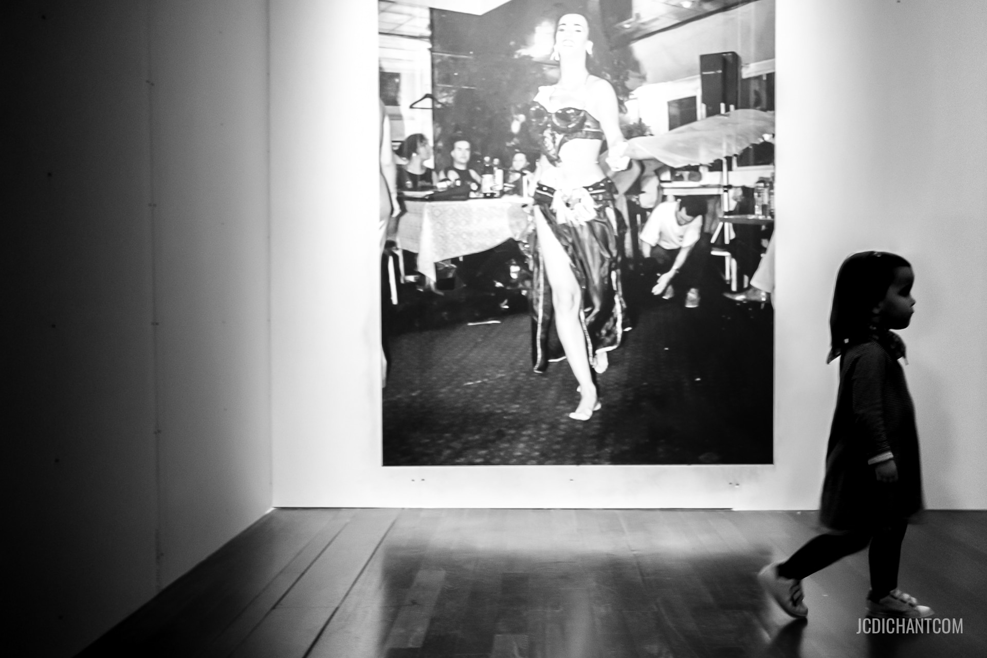 Jeune visiteuse lors d'une exposition de photos au MacVal de Vitry-sur-Seine - photo (©) JC Dichant